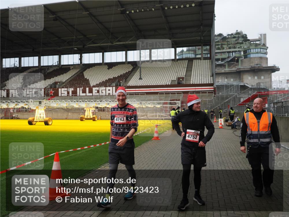 07.12.2025 - St. Pauli X-Mass-Run No. 15 Fabian Wolf http://msf.ph/oto/9423423 07.12.2025 12:00:12 Ziel 4743, 4752 meine-sportfotos.de