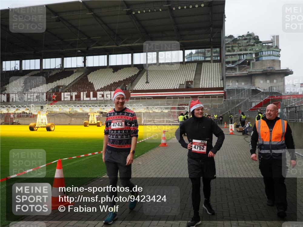 07.12.2025 - St. Pauli X-Mass-Run No. 15 Fabian Wolf http://msf.ph/oto/9423424 07.12.2025 12:00:12 Ziel 4743, 4752 meine-sportfotos.de
