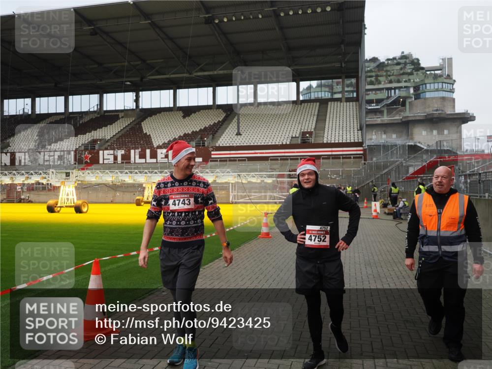 07.12.2025 - St. Pauli X-Mass-Run No. 15 Fabian Wolf http://msf.ph/oto/9423425 07.12.2025 12:00:12 Ziel 4743, 4752 meine-sportfotos.de