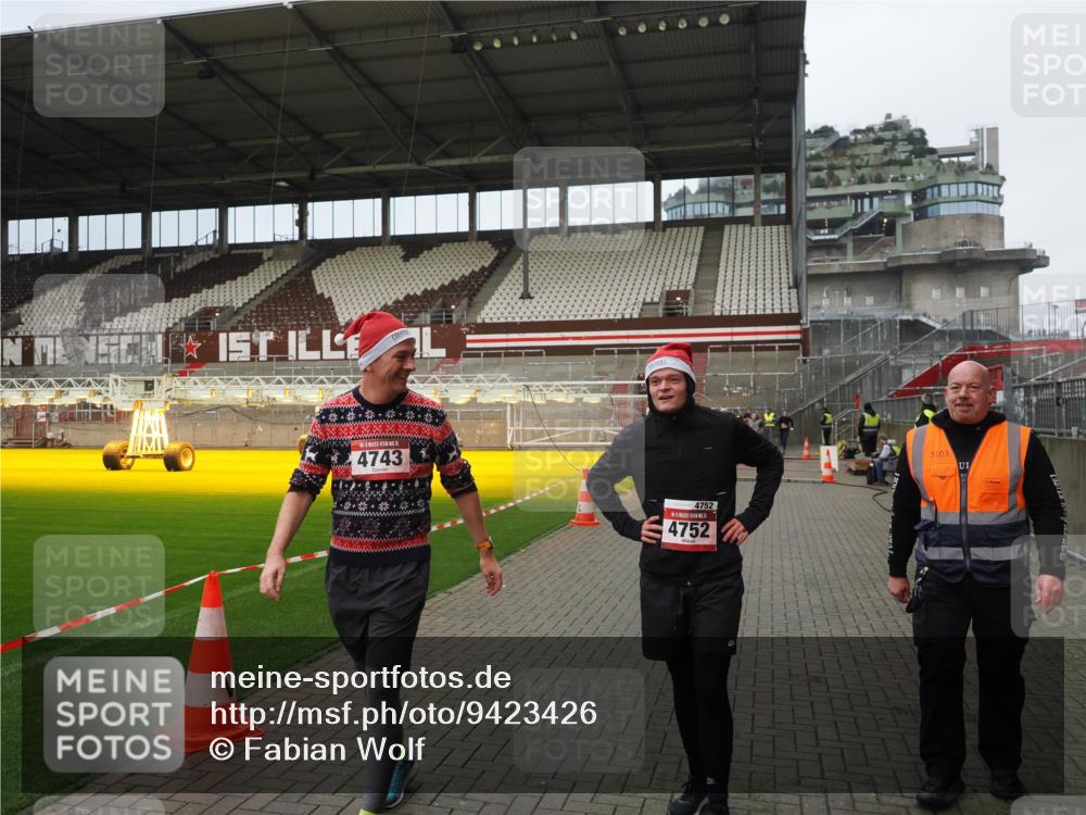 07.12.2025 - St. Pauli X-Mass-Run No. 15 Fabian Wolf http://msf.ph/oto/9423426 07.12.2025 12:00:12 Ziel 4743, 4752 meine-sportfotos.de
