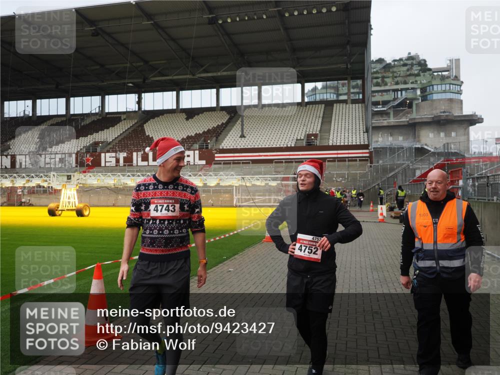07.12.2025 - St. Pauli X-Mass-Run No. 15 Fabian Wolf http://msf.ph/oto/9423427 07.12.2025 12:00:12 Ziel 4743, 4752 meine-sportfotos.de