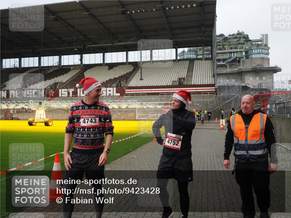 07.12.2025 - St. Pauli X-Mass-Run No. 15 Fabian Wolf http://msf.ph/oto/9423428 07.12.2025 12:00:13 Ziel 2264, 4743, 4752 meine-sportfotos.de