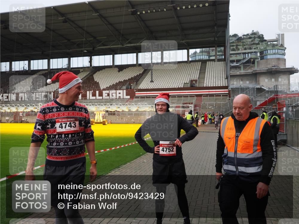 07.12.2025 - St. Pauli X-Mass-Run No. 15 Fabian Wolf http://msf.ph/oto/9423429 07.12.2025 12:00:13 Ziel 2264, 4743, 4752 meine-sportfotos.de