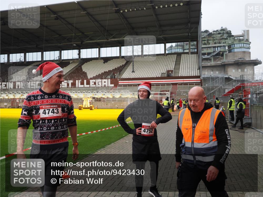 07.12.2025 - St. Pauli X-Mass-Run No. 15 Fabian Wolf http://msf.ph/oto/9423430 07.12.2025 12:00:13 Ziel 2264, 4743, 4752 meine-sportfotos.de