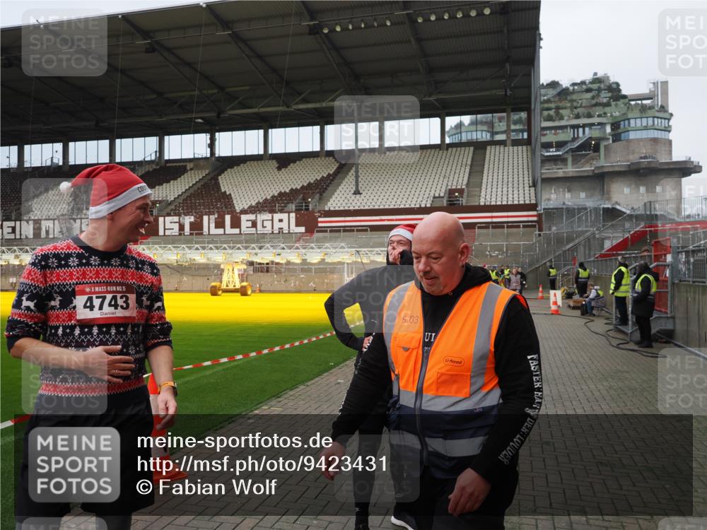 07.12.2025 - St. Pauli X-Mass-Run No. 15 Fabian Wolf http://msf.ph/oto/9423431 07.12.2025 12:00:14 Ziel 2264, 4743, 4752 meine-sportfotos.de