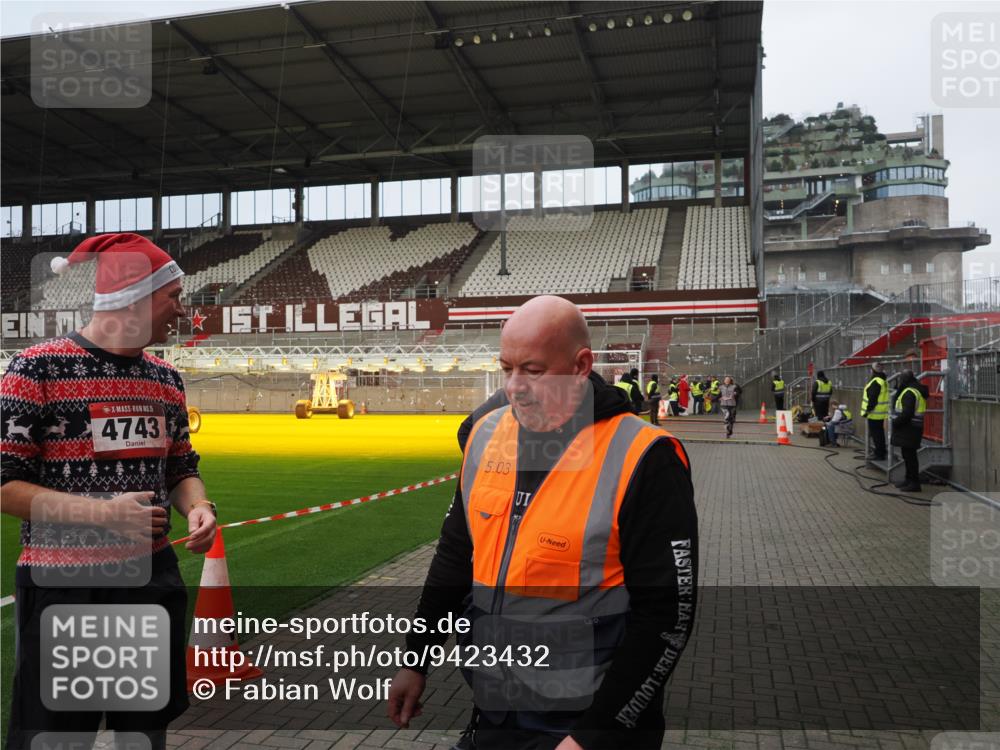 07.12.2025 - St. Pauli X-Mass-Run No. 15 Fabian Wolf http://msf.ph/oto/9423432 07.12.2025 12:00:14 Ziel 2264, 4743, 4752 meine-sportfotos.de
