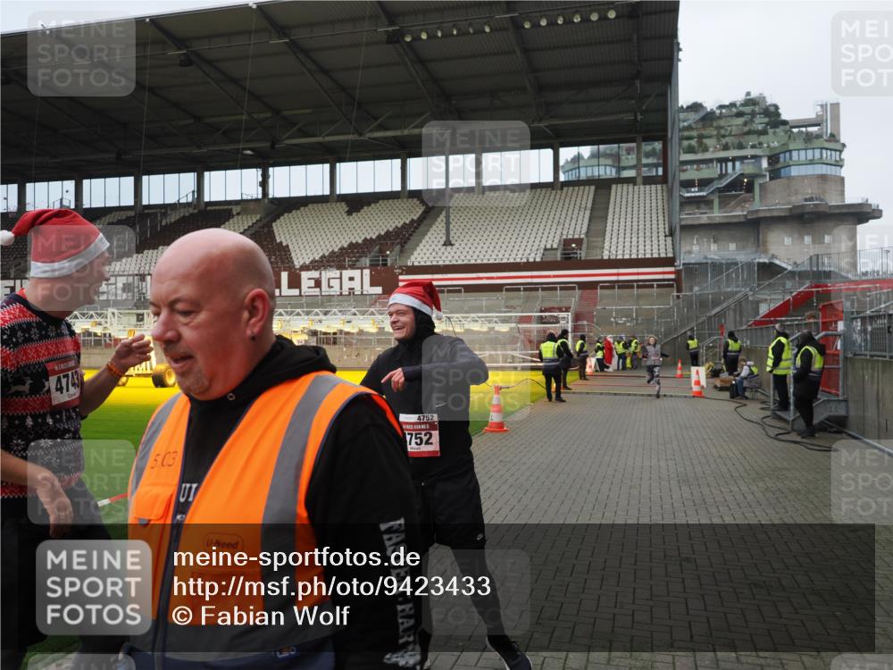 07.12.2025 - St. Pauli X-Mass-Run No. 15 Fabian Wolf http://msf.ph/oto/9423433 07.12.2025 12:00:14 Ziel 2264, 4743, 4752 meine-sportfotos.de