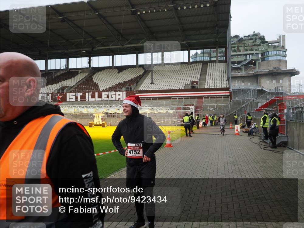 07.12.2025 - St. Pauli X-Mass-Run No. 15 Fabian Wolf http://msf.ph/oto/9423434 07.12.2025 12:00:15 Ziel 2264, 2267, 4743, 4752 meine-sportfotos.de
