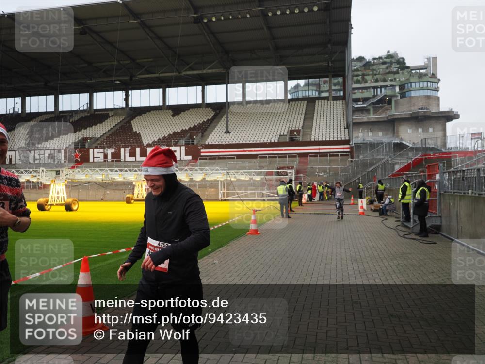 07.12.2025 - St. Pauli X-Mass-Run No. 15 Fabian Wolf http://msf.ph/oto/9423435 07.12.2025 12:00:15 Ziel 2264, 2267, 4743, 4752 meine-sportfotos.de