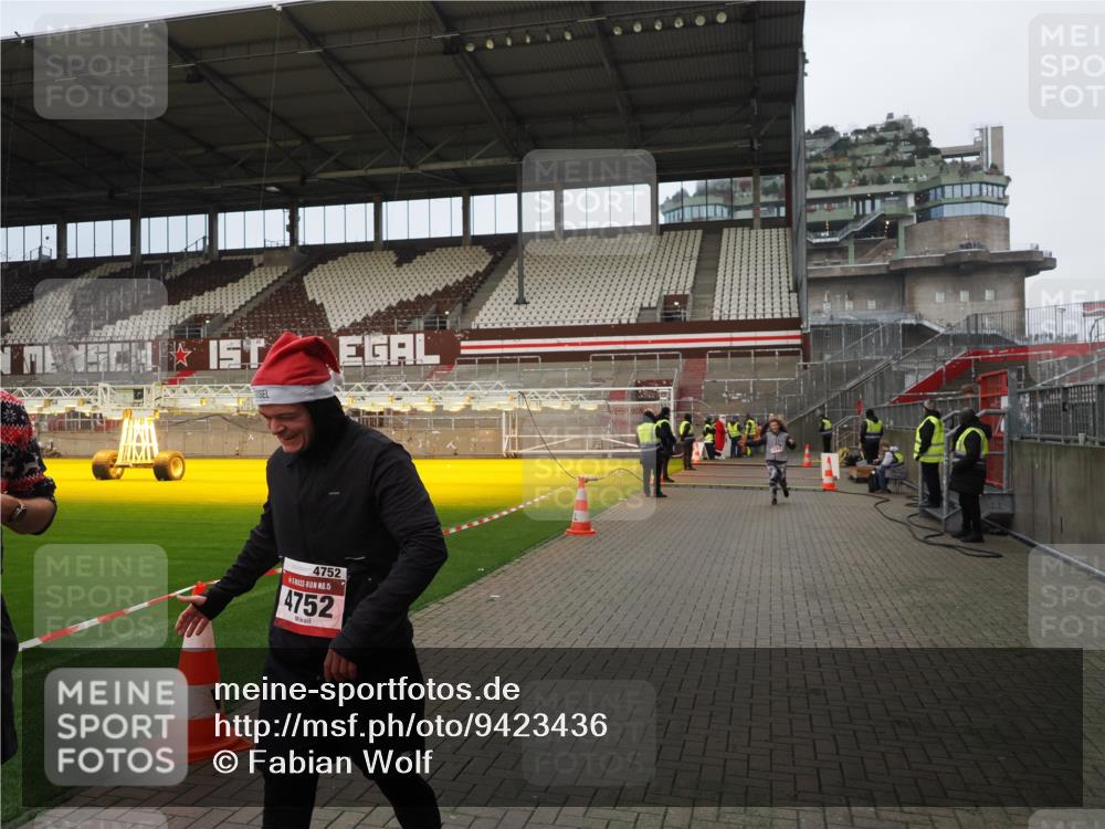 07.12.2025 - St. Pauli X-Mass-Run No. 15 Fabian Wolf http://msf.ph/oto/9423436 07.12.2025 12:00:16 Ziel 2264, 2267, 4743, 4752 meine-sportfotos.de