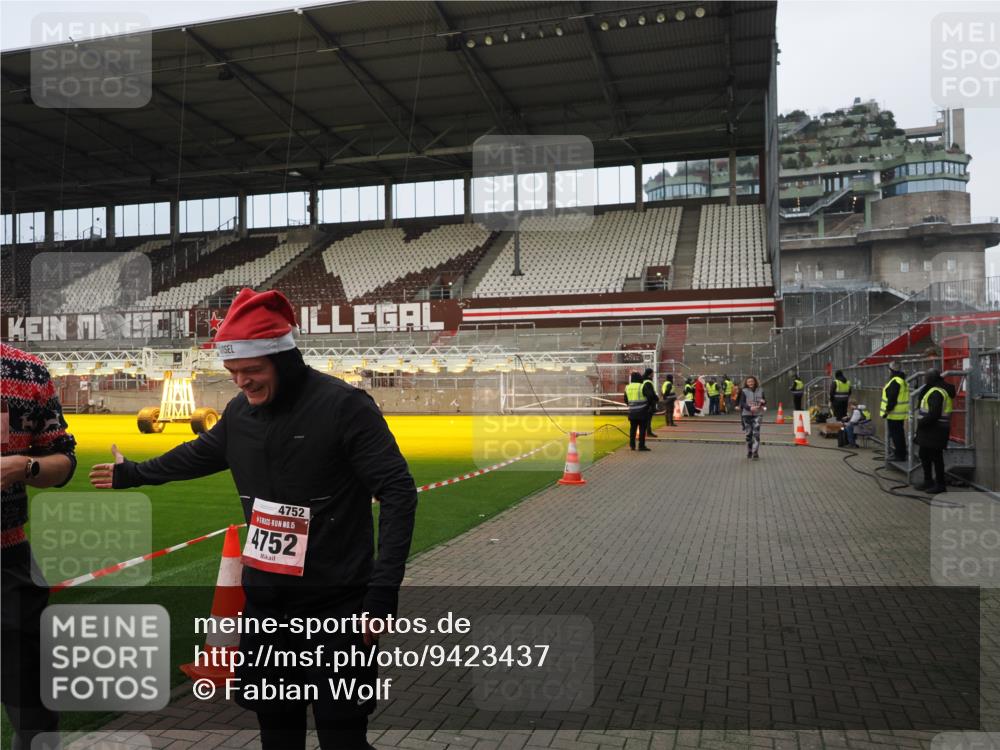 07.12.2025 - St. Pauli X-Mass-Run No. 15 Fabian Wolf http://msf.ph/oto/9423437 07.12.2025 12:00:16 Ziel 2264, 2267, 4743, 4752 meine-sportfotos.de
