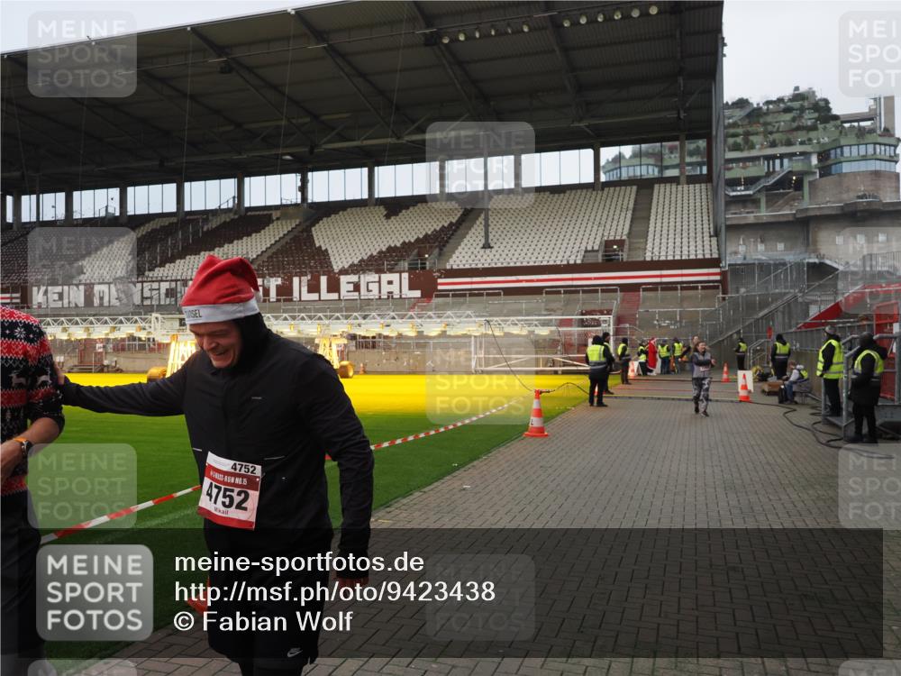 07.12.2025 - St. Pauli X-Mass-Run No. 15 Fabian Wolf http://msf.ph/oto/9423438 07.12.2025 12:00:16 Ziel 2264, 2267, 4743, 4752 meine-sportfotos.de