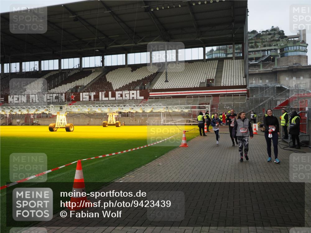 07.12.2025 - St. Pauli X-Mass-Run No. 15 Fabian Wolf http://msf.ph/oto/9423439 07.12.2025 12:00:28 Ziel 2264, 2267, 3584, 3587 meine-sportfotos.de