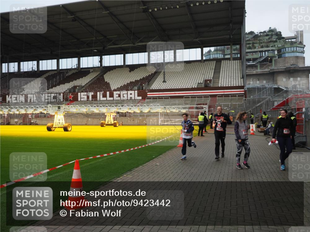 07.12.2025 - St. Pauli X-Mass-Run No. 15 Fabian Wolf http://msf.ph/oto/9423442 07.12.2025 12:00:29 Ziel 2264, 2267, 3584, 3587 meine-sportfotos.de