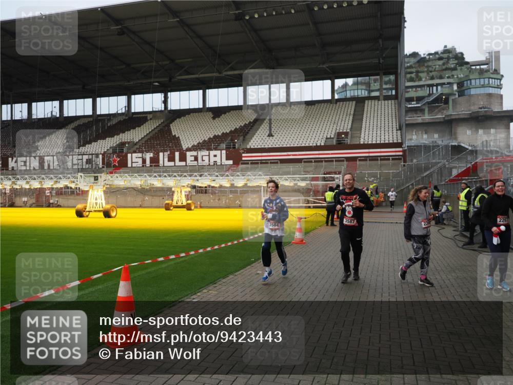 07.12.2025 - St. Pauli X-Mass-Run No. 15 Fabian Wolf http://msf.ph/oto/9423443 07.12.2025 12:00:30 Ziel 2264, 2267, 3584, 3587 meine-sportfotos.de