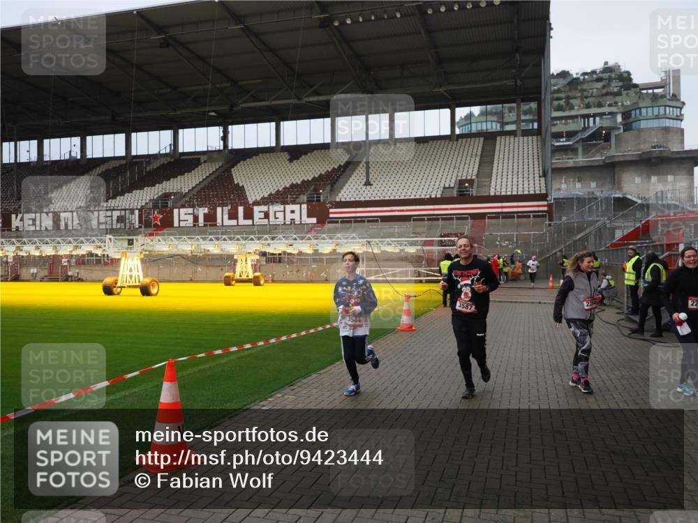 07.12.2025 - St. Pauli X-Mass-Run No. 15 Fabian Wolf http://msf.ph/oto/9423444 07.12.2025 12:00:30 Ziel 2264, 2267, 3584, 3587 meine-sportfotos.de