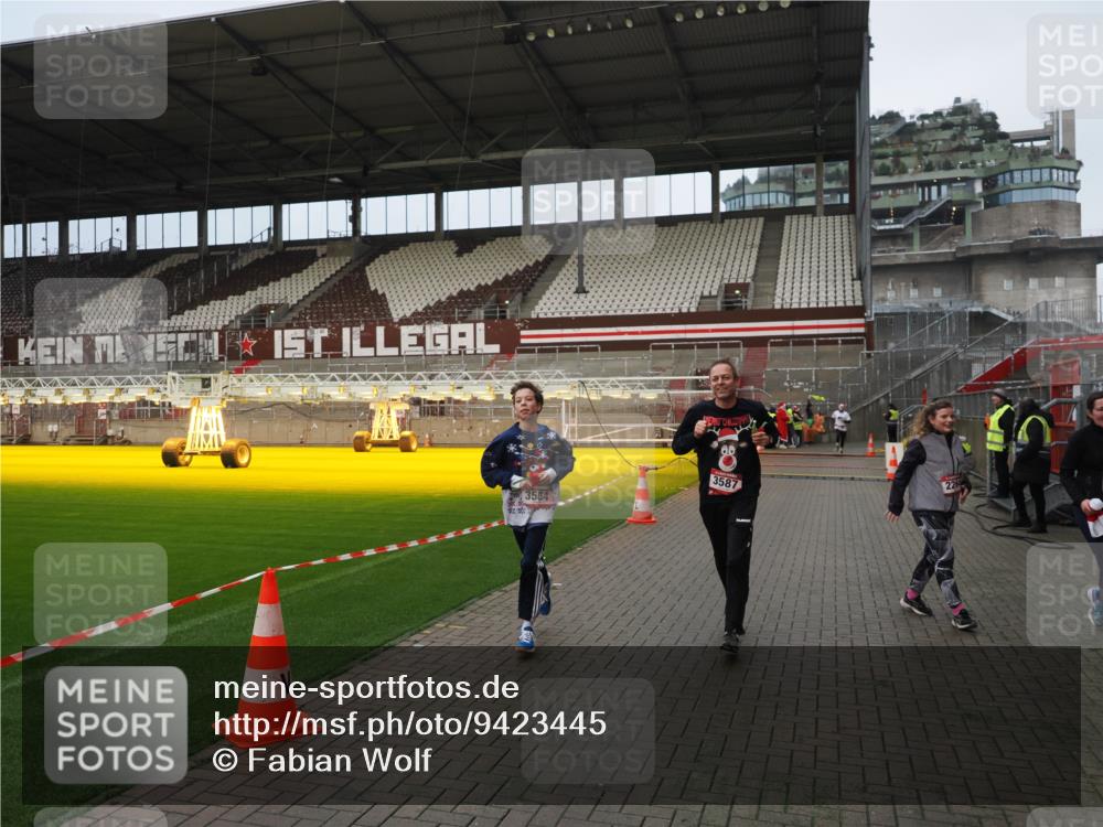07.12.2025 - St. Pauli X-Mass-Run No. 15 Fabian Wolf http://msf.ph/oto/9423445 07.12.2025 12:00:30 Ziel 2264, 2267, 3584, 3587 meine-sportfotos.de