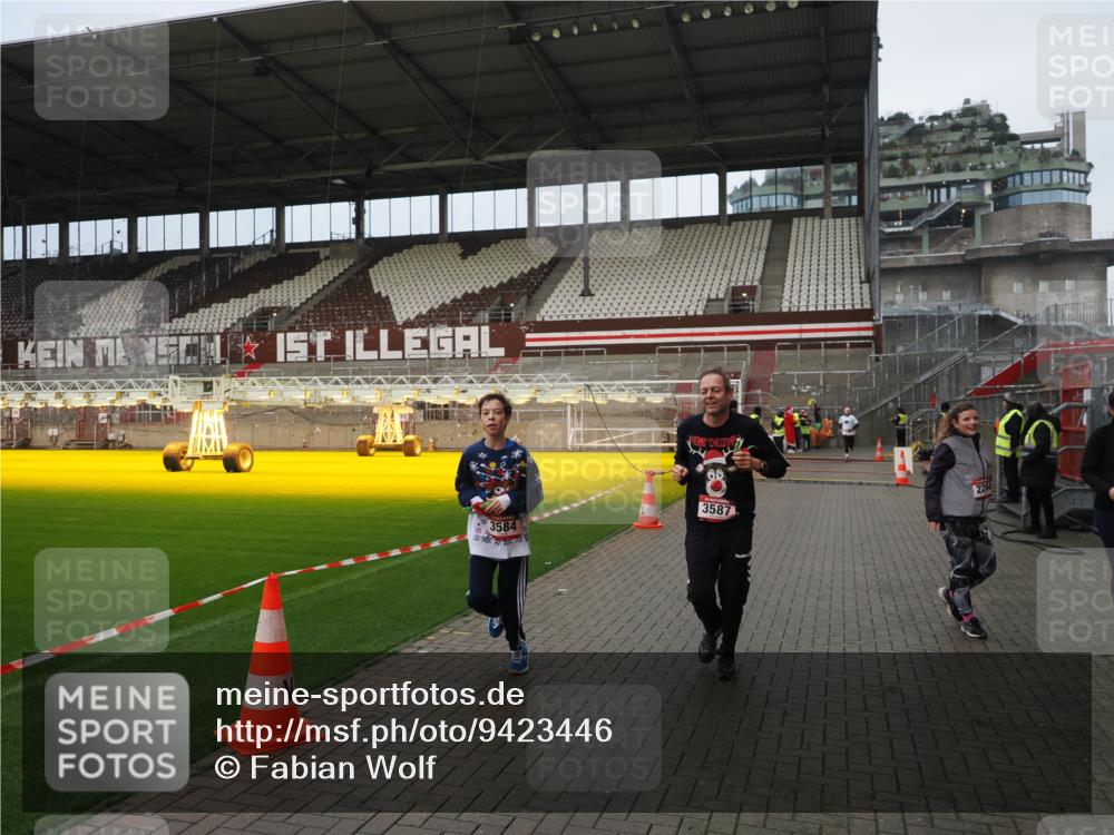 07.12.2025 - St. Pauli X-Mass-Run No. 15 Fabian Wolf http://msf.ph/oto/9423446 07.12.2025 12:00:30 Ziel 2264, 2267, 3584, 3587 meine-sportfotos.de