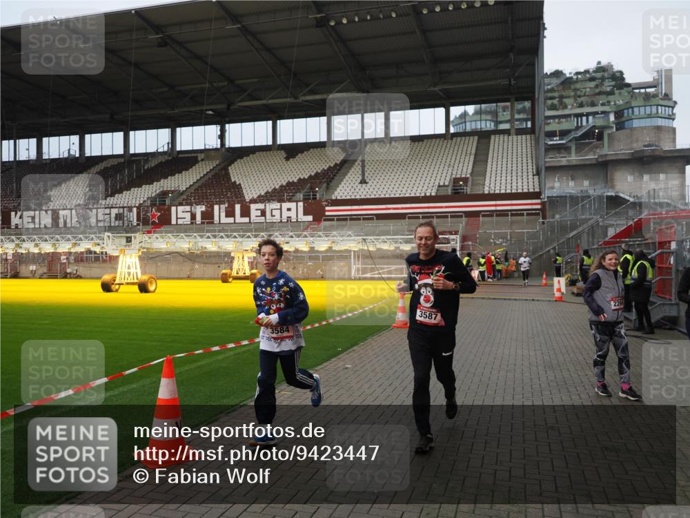 07.12.2025 - St. Pauli X-Mass-Run No. 15 Fabian Wolf http://msf.ph/oto/9423447 07.12.2025 12:00:31 Ziel 2264, 2267, 3584, 3587 meine-sportfotos.de