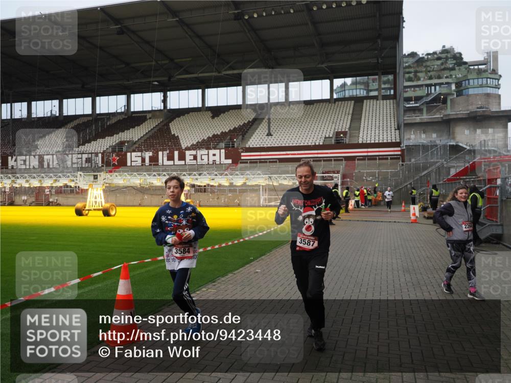07.12.2025 - St. Pauli X-Mass-Run No. 15 Fabian Wolf http://msf.ph/oto/9423448 07.12.2025 12:00:31 Ziel 2264, 2267, 3584, 3587 meine-sportfotos.de