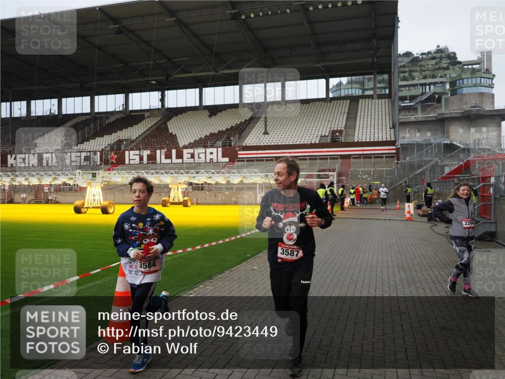 07.12.2025 - St. Pauli X-Mass-Run No. 15 Fabian Wolf http://msf.ph/oto/9423449 07.12.2025 12:00:31 Ziel 2264, 2267, 3584, 3587 meine-sportfotos.de