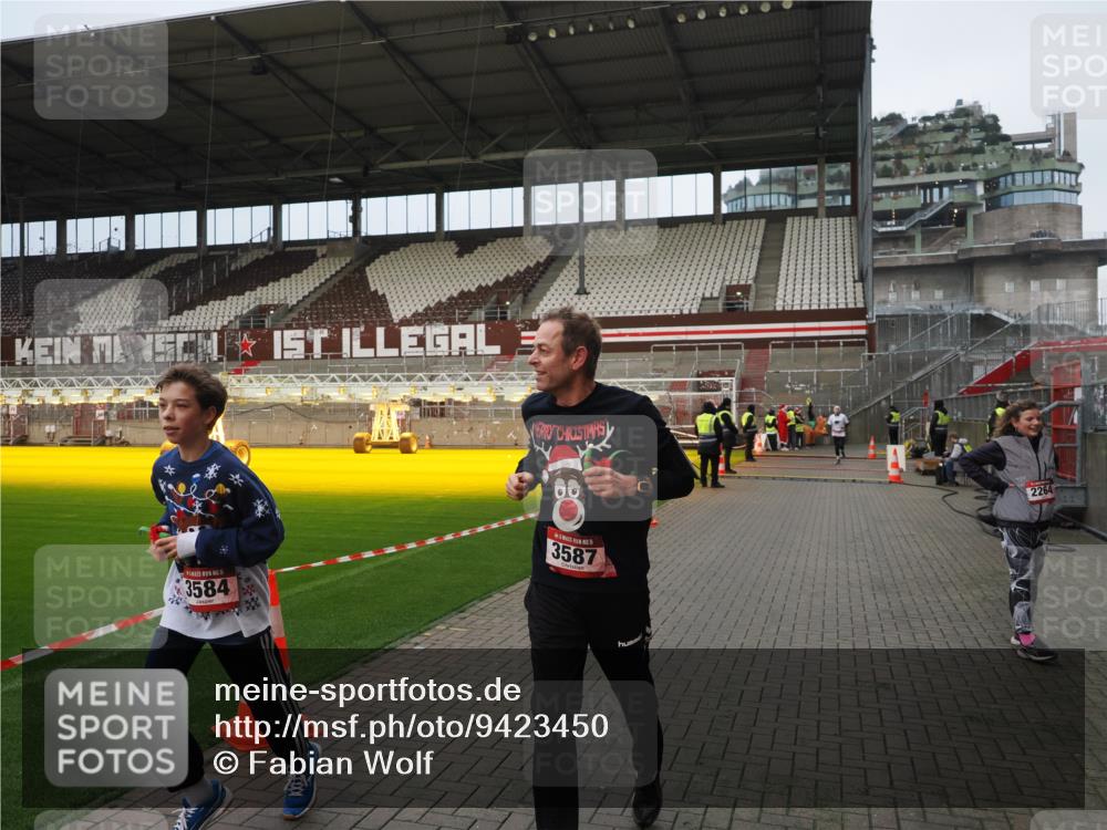 07.12.2025 - St. Pauli X-Mass-Run No. 15 Fabian Wolf http://msf.ph/oto/9423450 07.12.2025 12:00:31 Ziel 2264, 2267, 3584, 3587 meine-sportfotos.de