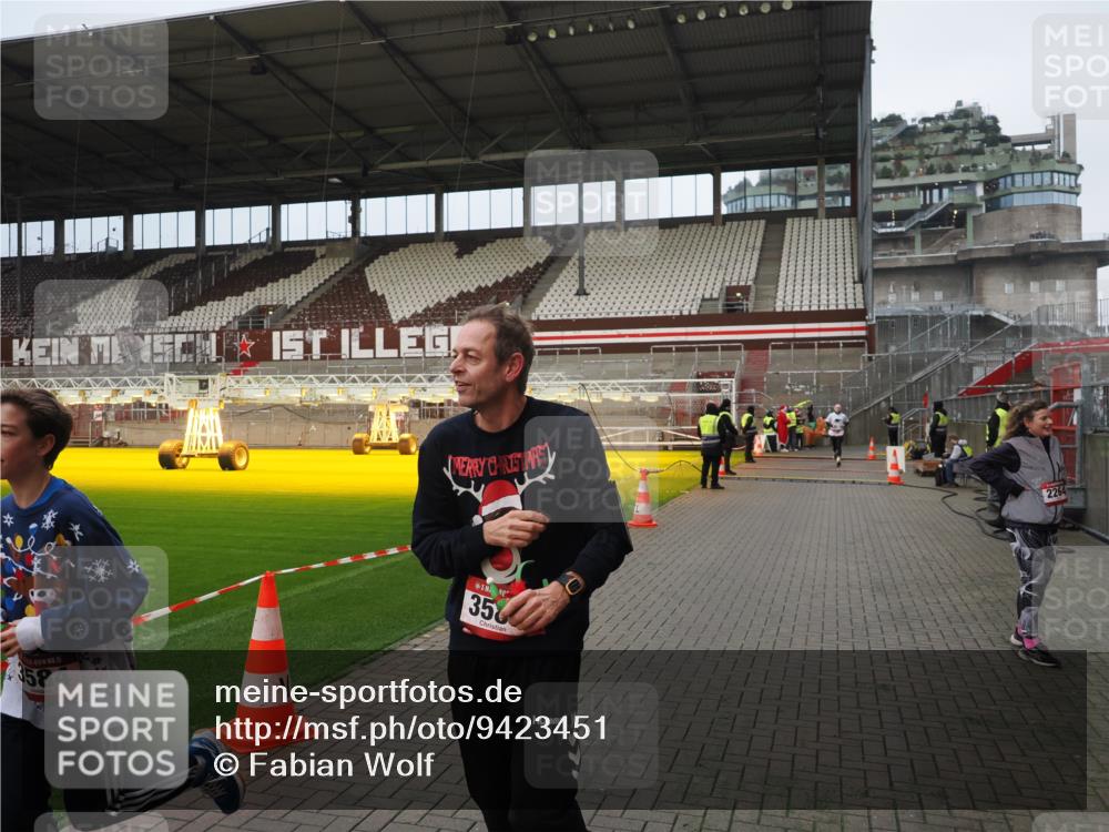 07.12.2025 - St. Pauli X-Mass-Run No. 15 Fabian Wolf http://msf.ph/oto/9423451 07.12.2025 12:00:31 Ziel 2264, 2267, 3584, 3587 meine-sportfotos.de
