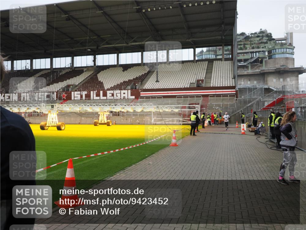 07.12.2025 - St. Pauli X-Mass-Run No. 15 Fabian Wolf http://msf.ph/oto/9423452 07.12.2025 12:00:32 Ziel 2264, 2267, 3584, 3587, 4723 meine-sportfotos.de