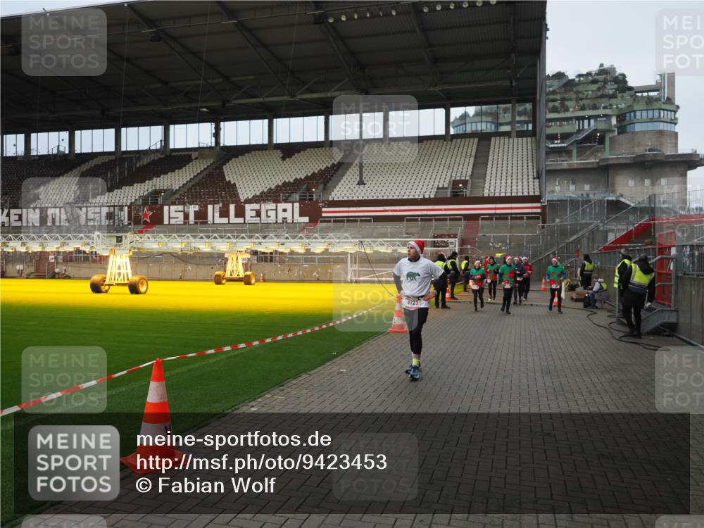 07.12.2025 - St. Pauli X-Mass-Run No. 15 Fabian Wolf http://msf.ph/oto/9423453 07.12.2025 12:00:43 Ziel 1225, 2032, 3318, 3322, 3323, 3325, 3584, 3587, 4723 meine-sportfotos.de