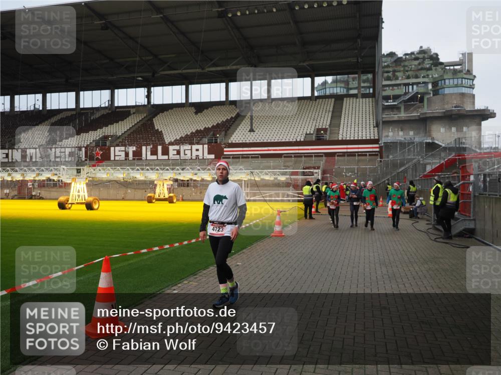 07.12.2025 - St. Pauli X-Mass-Run No. 15 Fabian Wolf http://msf.ph/oto/9423457 07.12.2025 12:00:45 Ziel 1225, 1443, 2032, 3318, 3322, 3323, 3325, 3584, 3587, 4723 meine-sportfotos.de