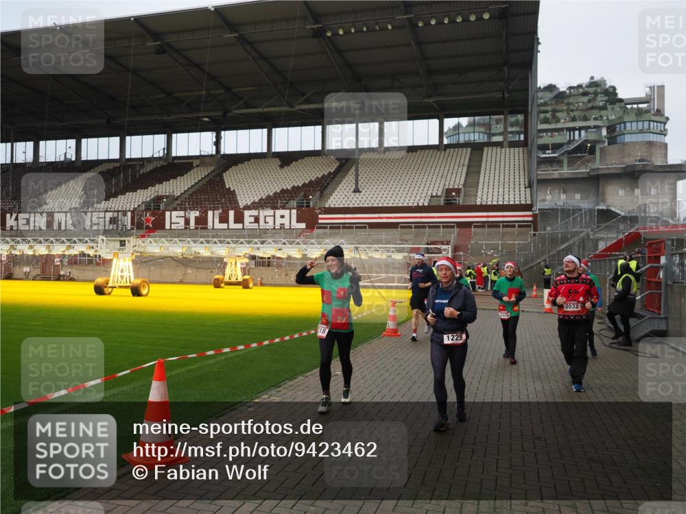 07.12.2025 - St. Pauli X-Mass-Run No. 15 Fabian Wolf http://msf.ph/oto/9423462 07.12.2025 12:00:49 Ziel 1225, 1443, 2032, 3318, 3322, 3323, 3325, 4723 meine-sportfotos.de