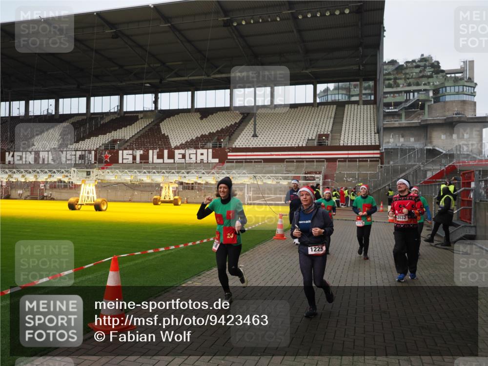07.12.2025 - St. Pauli X-Mass-Run No. 15 Fabian Wolf http://msf.ph/oto/9423463 07.12.2025 12:00:49 Ziel 1225, 1443, 2032, 3318, 3322, 3323, 3325, 4723 meine-sportfotos.de