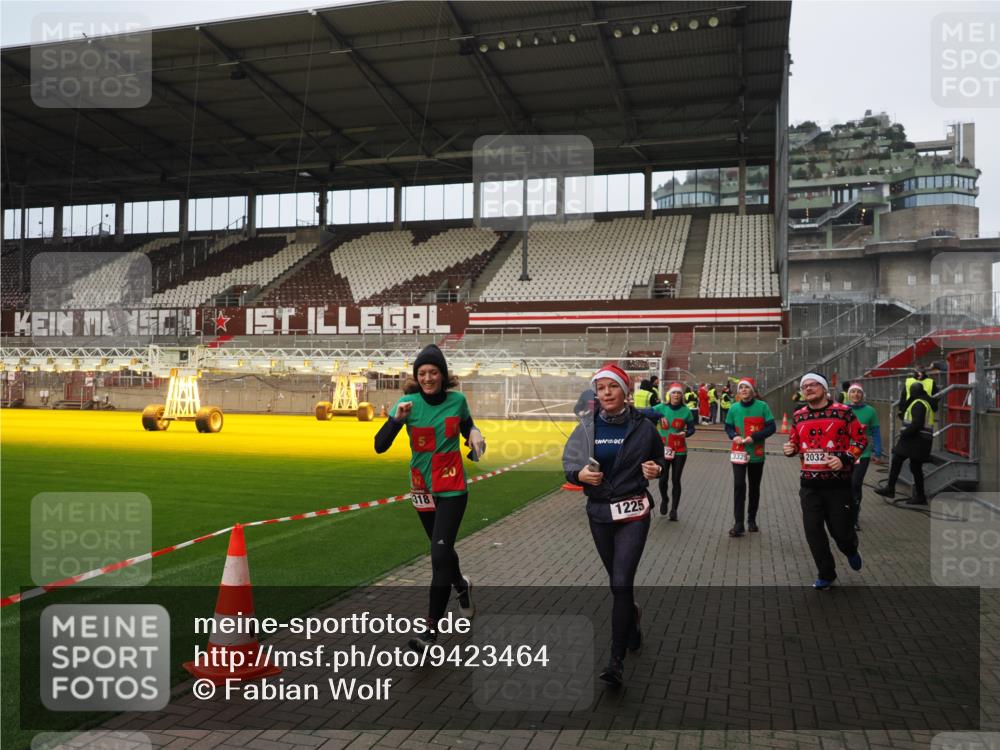 07.12.2025 - St. Pauli X-Mass-Run No. 15 Fabian Wolf http://msf.ph/oto/9423464 07.12.2025 12:00:49 Ziel 1225, 1443, 2032, 3318, 3322, 3323, 3325, 4723 meine-sportfotos.de