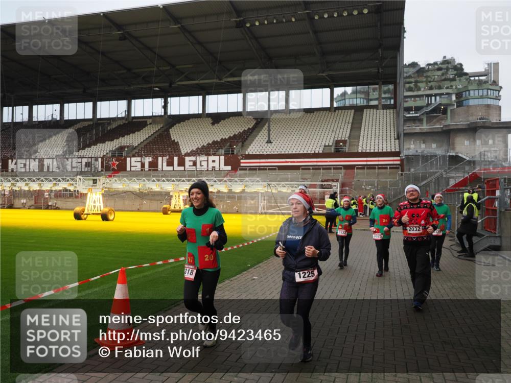07.12.2025 - St. Pauli X-Mass-Run No. 15 Fabian Wolf http://msf.ph/oto/9423465 07.12.2025 12:00:50 Ziel 1225, 1443, 2032, 3318, 3322, 3323, 3325, 4723 meine-sportfotos.de