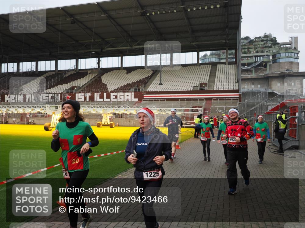 07.12.2025 - St. Pauli X-Mass-Run No. 15 Fabian Wolf http://msf.ph/oto/9423466 07.12.2025 12:00:50 Ziel 1225, 1443, 2032, 3318, 3322, 3323, 3325, 4723 meine-sportfotos.de