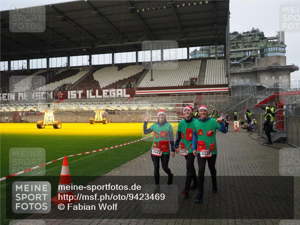 07.12.2025 - St. Pauli X-Mass-Run No. 15 Fabian Wolf http://msf.ph/oto/9423469 07.12.2025 12:00:54 Ziel 124, 1225, 1443, 1665, 1880, 2032, 3318, 3322, 3323, 3325 meine-sportfotos.de