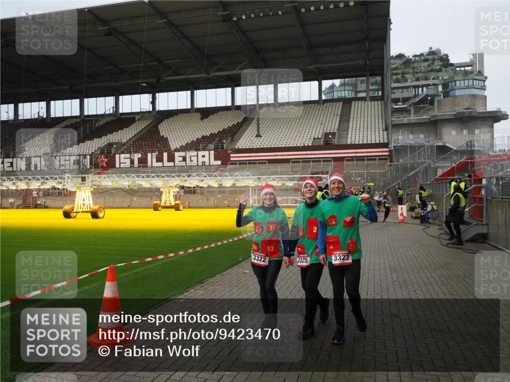 07.12.2025 - St. Pauli X-Mass-Run No. 15 Fabian Wolf http://msf.ph/oto/9423470 07.12.2025 12:00:55 Ziel 124, 1225, 1443, 1665, 1880, 2032, 3318, 3322, 3323, 3325 meine-sportfotos.de