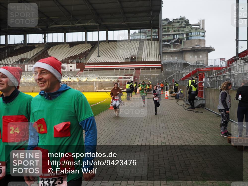 07.12.2025 - St. Pauli X-Mass-Run No. 15 Fabian Wolf http://msf.ph/oto/9423476 07.12.2025 12:00:57 Ziel 124, 1225, 1443, 1635, 1665, 1880, 2032, 3318, 3322, 3323, 3325 meine-sportfotos.de