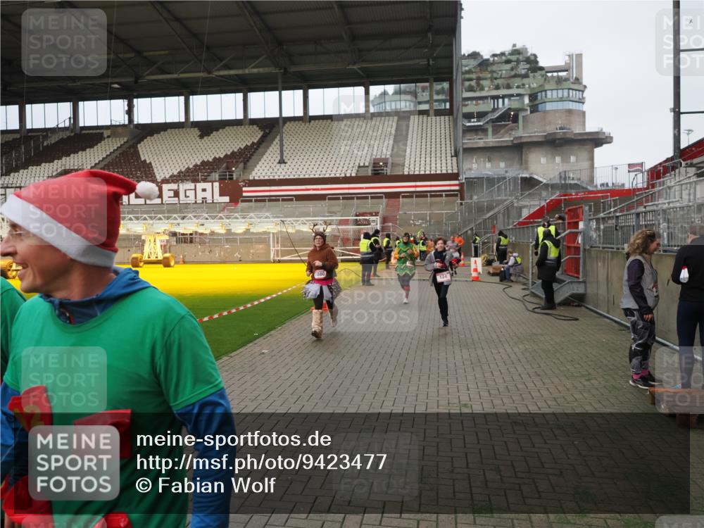 07.12.2025 - St. Pauli X-Mass-Run No. 15 Fabian Wolf http://msf.ph/oto/9423477 07.12.2025 12:00:57 Ziel 124, 1225, 1443, 1635, 1665, 1880, 2032, 3318, 3322, 3323, 3325 meine-sportfotos.de