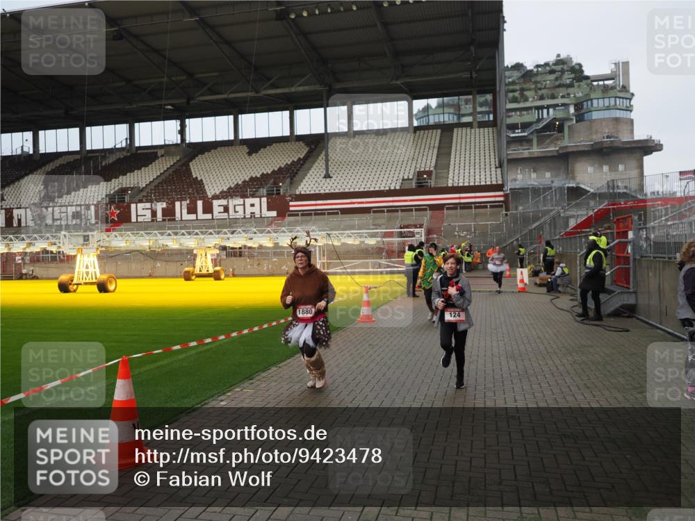 07.12.2025 - St. Pauli X-Mass-Run No. 15 Fabian Wolf http://msf.ph/oto/9423478 07.12.2025 12:00:58 Ziel 124, 1225, 1443, 1635, 1665, 1880, 2032, 3318, 3322, 3323, 3325 meine-sportfotos.de