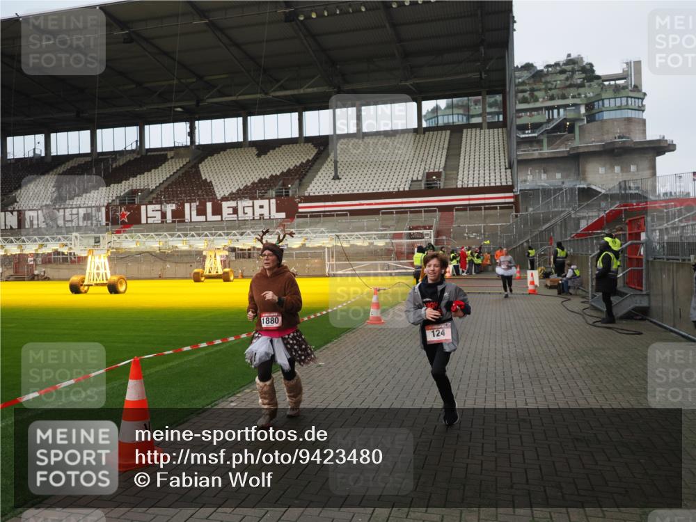 07.12.2025 - St. Pauli X-Mass-Run No. 15 Fabian Wolf http://msf.ph/oto/9423480 07.12.2025 12:00:58 Ziel 124, 1225, 1443, 1635, 1665, 1880, 2032, 3318, 3322, 3323, 3325 meine-sportfotos.de