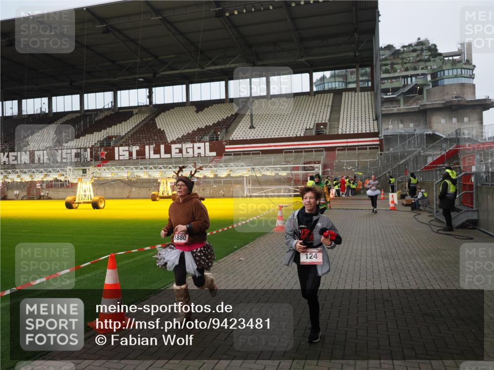 07.12.2025 - St. Pauli X-Mass-Run No. 15 Fabian Wolf http://msf.ph/oto/9423481 07.12.2025 12:00:59 Ziel 124, 1225, 1443, 1635, 1665, 1880, 2032, 3318, 3322, 3323, 3325 meine-sportfotos.de