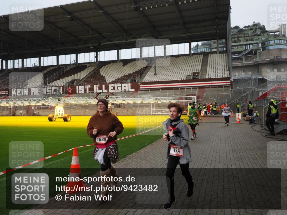 07.12.2025 - St. Pauli X-Mass-Run No. 15 Fabian Wolf http://msf.ph/oto/9423482 07.12.2025 12:00:59 Ziel 124, 1225, 1443, 1635, 1665, 1880, 2032, 3318, 3322, 3323, 3325 meine-sportfotos.de