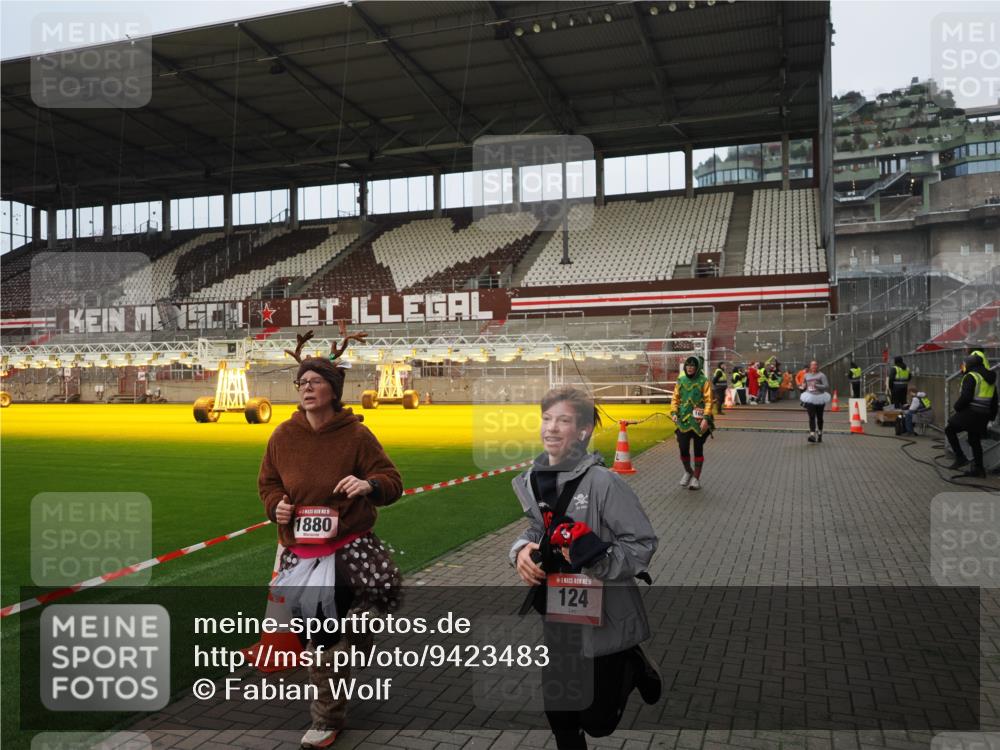 07.12.2025 - St. Pauli X-Mass-Run No. 15 Fabian Wolf http://msf.ph/oto/9423483 07.12.2025 12:00:59 Ziel 124, 1225, 1443, 1635, 1665, 1880, 2032, 3318, 3322, 3323, 3325 meine-sportfotos.de