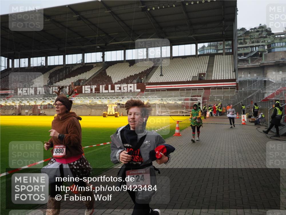 07.12.2025 - St. Pauli X-Mass-Run No. 15 Fabian Wolf http://msf.ph/oto/9423484 07.12.2025 12:00:59 Ziel 124, 1225, 1443, 1635, 1665, 1880, 2032, 3318, 3322, 3323, 3325 meine-sportfotos.de