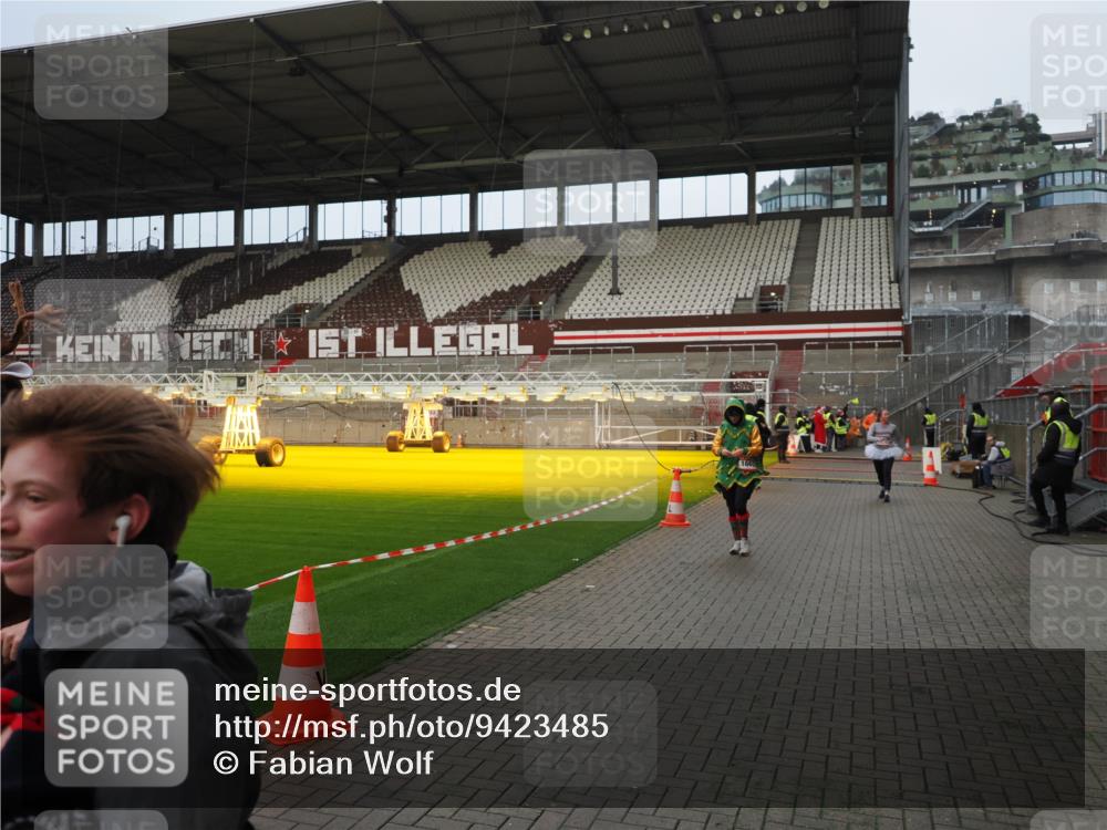 07.12.2025 - St. Pauli X-Mass-Run No. 15 Fabian Wolf http://msf.ph/oto/9423485 07.12.2025 12:01:00 Ziel 124, 1225, 1443, 1635, 1665, 1880, 2032, 3318, 3322 meine-sportfotos.de
