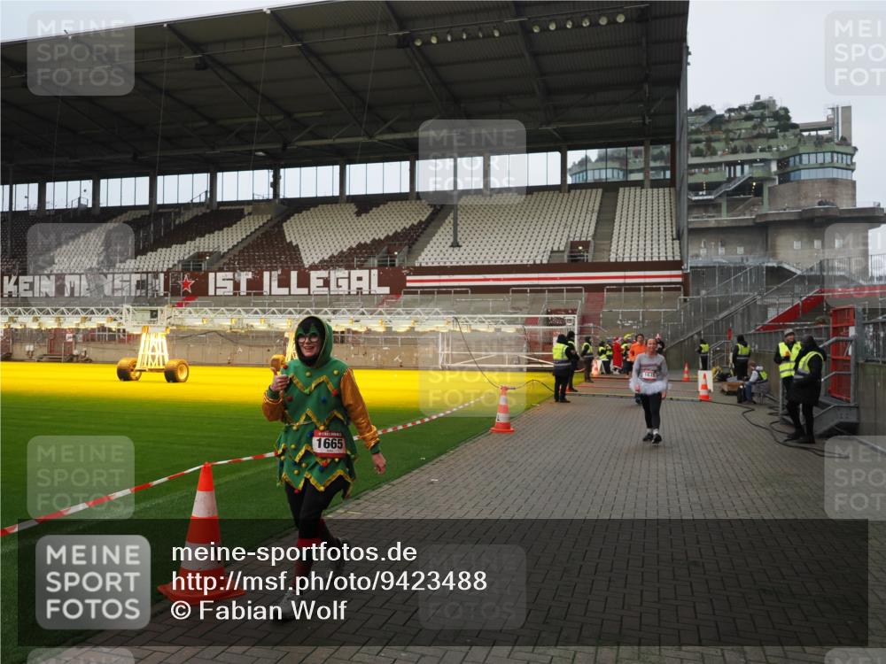 07.12.2025 - St. Pauli X-Mass-Run No. 15 Fabian Wolf http://msf.ph/oto/9423488 07.12.2025 12:01:04 Ziel 124, 1443, 1635, 1665, 1880, 2463 meine-sportfotos.de