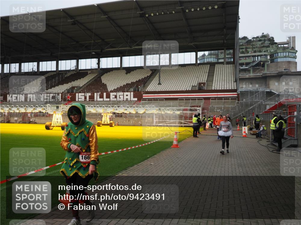 07.12.2025 - St. Pauli X-Mass-Run No. 15 Fabian Wolf http://msf.ph/oto/9423491 07.12.2025 12:01:04 Ziel 124, 1443, 1635, 1665, 1880, 2463 meine-sportfotos.de