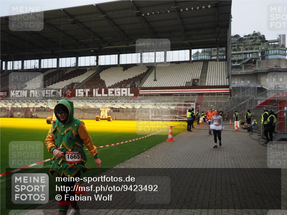 07.12.2025 - St. Pauli X-Mass-Run No. 15 Fabian Wolf http://msf.ph/oto/9423492 07.12.2025 12:01:04 Ziel 124, 1443, 1635, 1665, 1880, 2463 meine-sportfotos.de