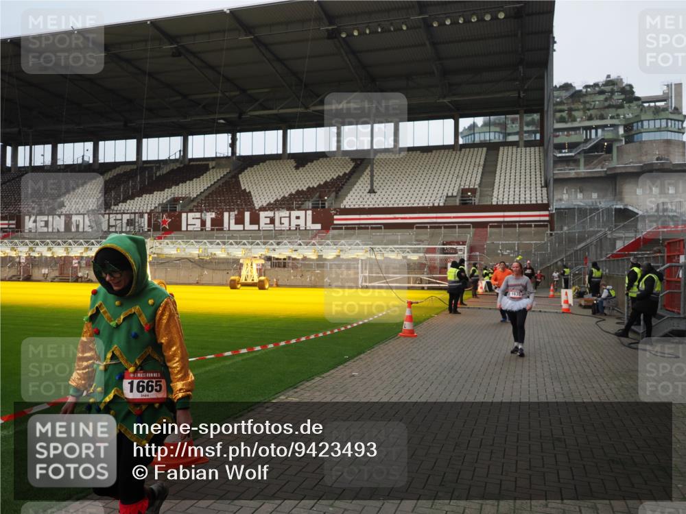 07.12.2025 - St. Pauli X-Mass-Run No. 15 Fabian Wolf http://msf.ph/oto/9423493 07.12.2025 12:01:05 Ziel 124, 1635, 1665, 1880, 2463 meine-sportfotos.de